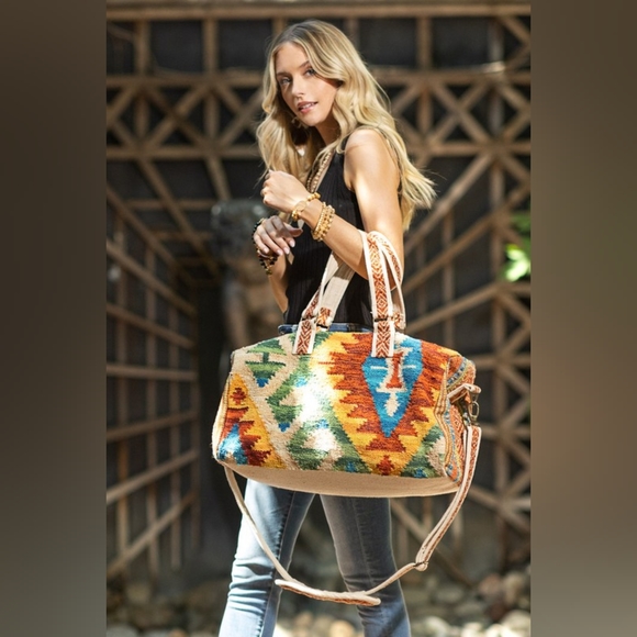 Boho Travel Bag - Ethnic Navajo Design - Handwoven from Fully Fine Cotton - Picture 3 of 9